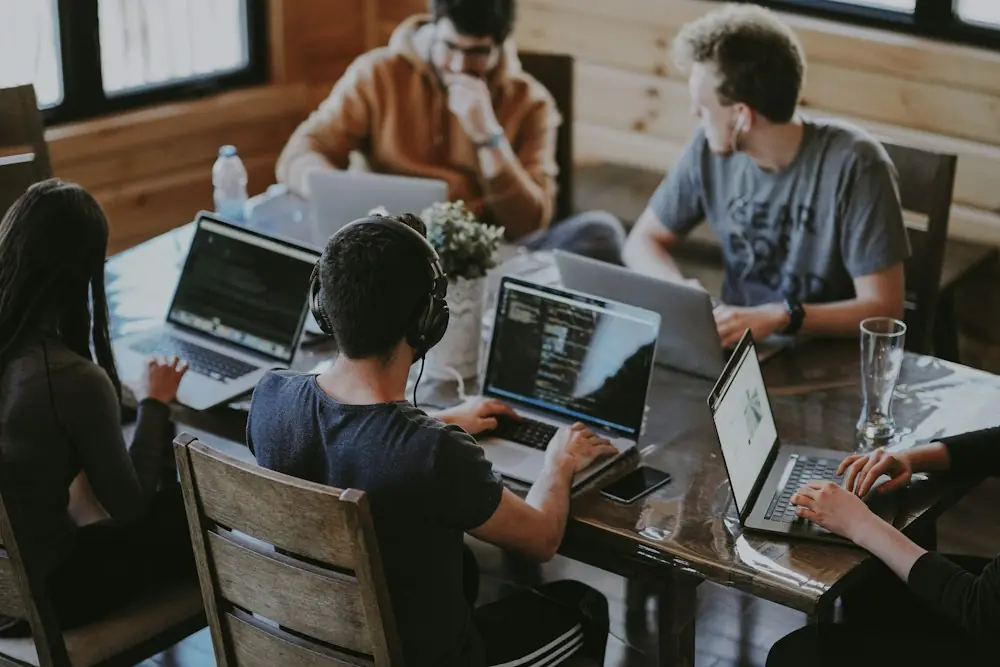 Equipo trabajando junto con sus computadores